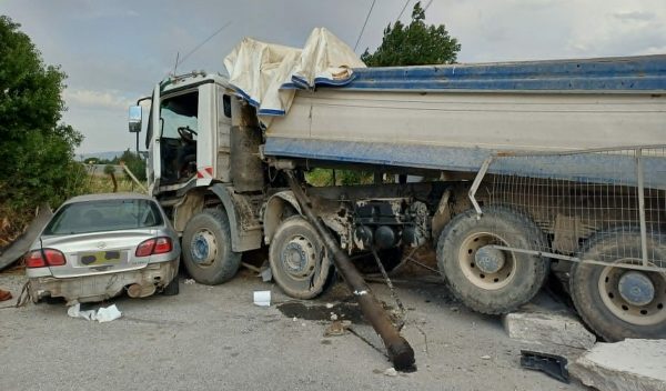 Βίντεο ντοκουμέντο από το φοβερό τροχαίο με το φορτηγό που ξήλωσε γέφυρα σήμανσης
