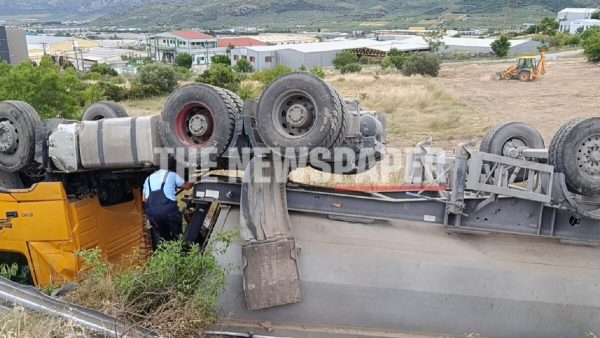 Φορτηγό ανατράπηκε στην εθνική οδό Βόλου - Λάρισας