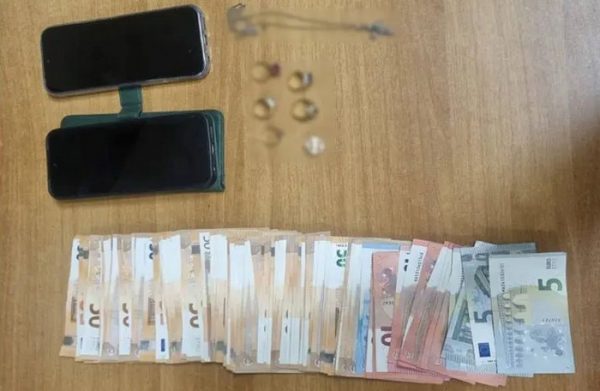 Πέταξε τα χρήματα από το μπαλκόνι για να «σώσει» την κόρη της