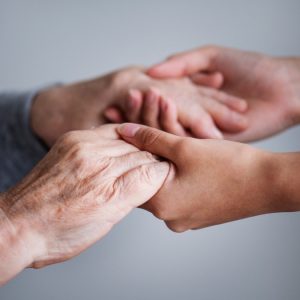 Υπέρταση και υψηλές θερμοκρασίες: Πότε ο καύσωνας γίνεται επικίνδυνος και ποια συμπτώματα πρέπει να προσέχετε