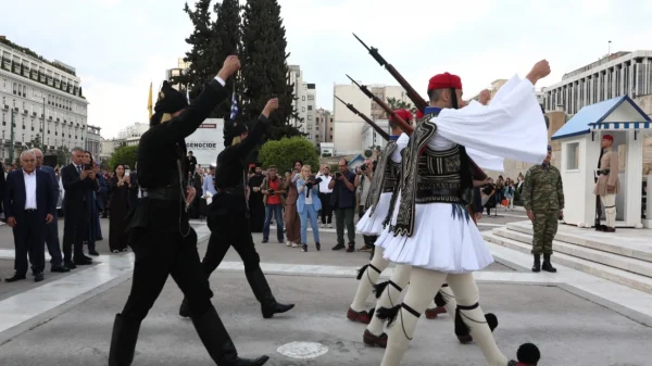 Αλλαγή φρουράς με Εύζωνες να είναι ντυμένοι με την παραδοσιακή ποντιακή φορεσιά, δείτε φωτογραφίες
