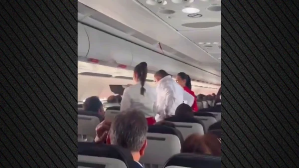 Πανικός σε πτήση στην Κολομβία: Επιβάτες κλαίνε και προσεύχονται μετά από δύο αποτυχημένες προσγειώσεις (ΒΙΝΤΕΟ)