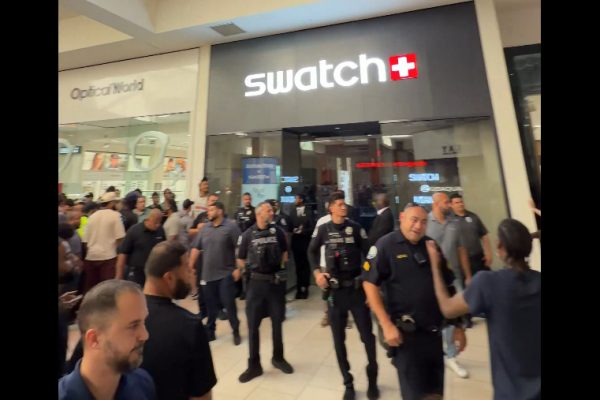 Παγκόσμια υστερία για το νέο ρολόι της Swatch με την Audemars Piguet – Ουρές χιλιομέτρων, επεισόδια και ξύλο έξω από τα καταστήματα