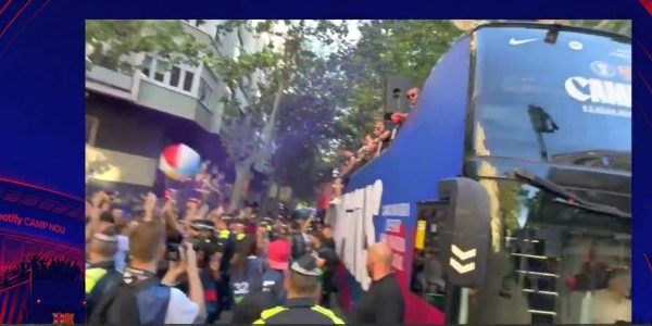 Πλήθος κόσμου αποθέωσε την πρωταθλήτρια Μπαρτσελόνα στην παρέλαση στους δρόμους της Βαρκελώνης, βίντεο και φωτογραφίες