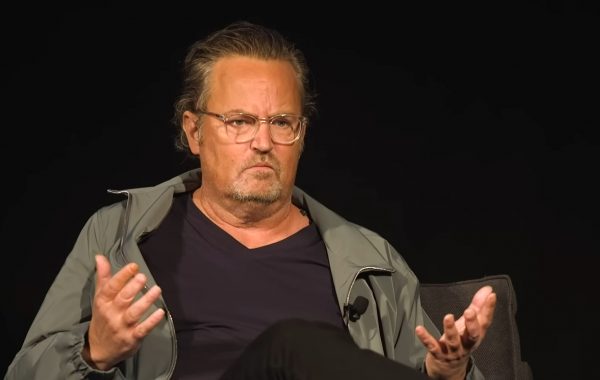 Βοηθός του Μάθιου Πέρι κατηγορείται ότι κατέστρεψε αποδείξεις για τη χρήση κεταμίνης από τον ηθοποιό μετά τον θάνατό του