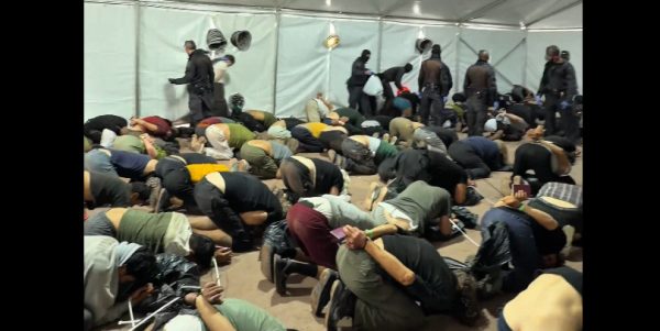 «Καλωσήρθατε στο Ισραήλ!»: Ακτιβιστές του στολίσκου για τη Γάζα δεμένοι και γονατιστοί στο λιμάνι της Ασντόντ, δείτε βίντεο