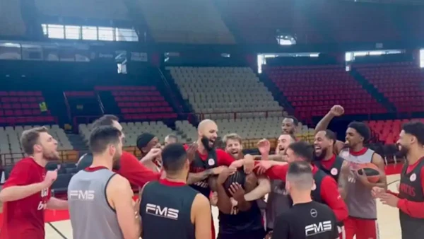 Ολυμπιακός: Τούρτα έκπληξη και φατούρο στον Ταϊρίκ Τζόουνς για τα γενέθλιά του