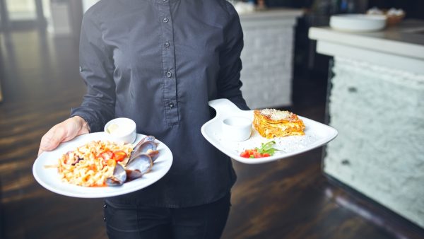 Το «Καπηλειό» αναζητά σερβιτόρο-α