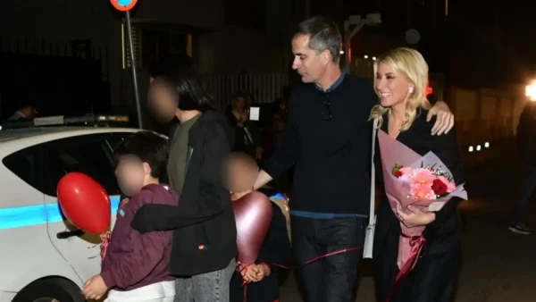 Σία Κοσιώνη: Η έκπληξη του Κώστα Μπακογιάννη και των παιδιών τους λίγο μετά το τελευταίο δελτίο στον ΣΚΑΪ