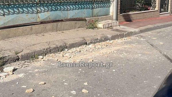 Λαμία: Έπεσαν σοβάδες στην οδό Εκκλησιών