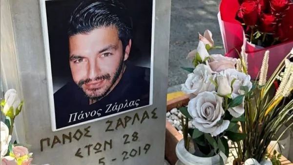 Η Στέλλα Μιζεράκη συγκλονίζει για τον Πάνο Ζάρλα: Η φωτογραφία από το μνήμα, 7 χρόνια μετά τον θάνατό του
