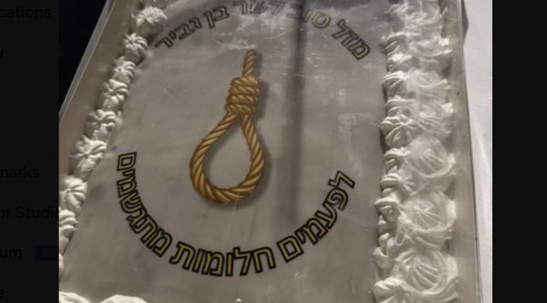 Βίντεο: Σύζυγος Ισραηλινού υπουργού που ζητά εκτέλεσεις Παλαιστινίων του έκανε δώρο τούρτα με θηλιά για κρέμασμα