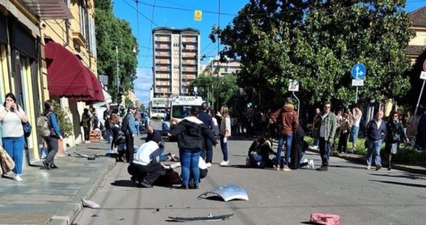 Ιταλία: Ακρωτηριάστηκαν δύο τραυματίες από την επίθεση με αυτοκίνητο στη Μόντενα – Η στιγμή που αφοπλίζεται ο δράστης