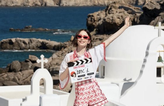 Η Λίλι Κόλινς έκανε ανάρτηση από τη Μύκονο: «Το “Emily in Paris” ταξιδεύει στην Ελλάδα»