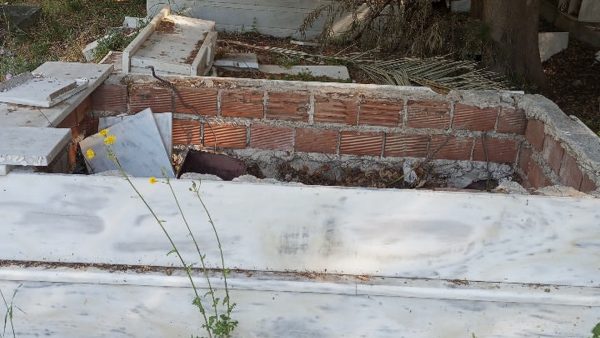 Σκηνικό για ταινίες τρόμου το νεκροταφείο Αγίου Κωνσταντίνου!
