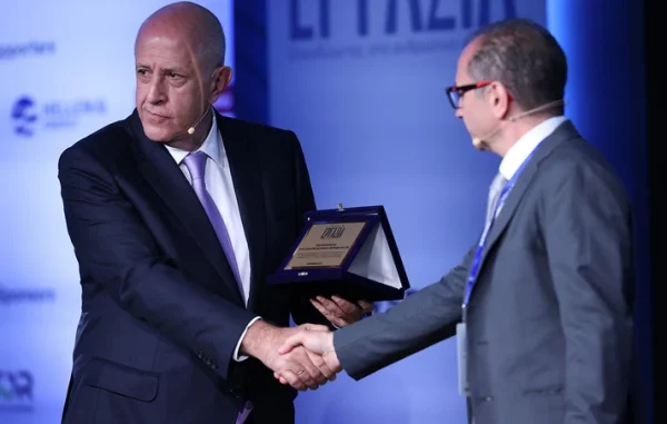 Η βράβευση του Προέδρου του ΣΕΒ, Σπύρου Θεοδωρόπουλου, στο συνέδριο του Newsbeast «Ηγεσία και Εργασία»