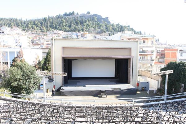 Σήμερα η παράσταση από τις ομάδες του θεατρικού εργαστηρίου του ΔΗ.ΠΕ.ΘΕ. Ρούμελης «Ηλιοκαμμένοι» και «Νεανίσκοι»