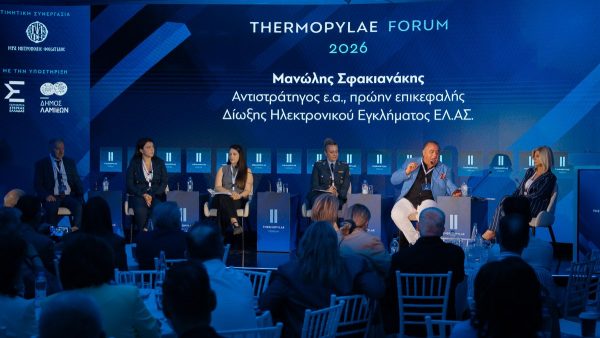 «Έχουμε παραδώσει τα παιδιά μας σε αλγόριθμους. Το TikTok ανέλαβε την ανατροφή, το YouTube έγινε ο "πατέρας". Σπείραμε οθόνες και αδιαφορία, θερίζουμε γενιές σε κρίση»