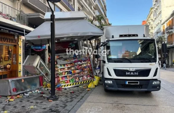 Φορτηγό έπεσε σε περίπτερο στον πεζόδρομο της Αγίας Σοφίας στη Θεσσαλονίκη: Από τύχη δεν υπήρξαν τραυματισμοί (ΦΩΤΟ - ΒΙΝΤΕΟ)