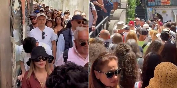 «Τριτοκοσμικές» εικόνες με ορδές τουριστών να έχουν φρακάρει στα σοκάκια στο Ποζιτάνο -Ασφυξία από τον υπερτουρισμό