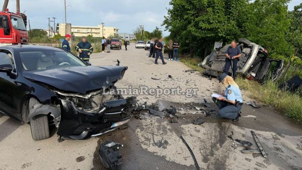 Λαμία: Σφοδρή σύγκρουση σε διασταύρωση με δύο τραυματίες - Εγκλωβίστηκε ο οδηγός του αυτοκινήτου που τούμπαρε (ΒΙΝΤΕΟ-ΦΩΤΟ)