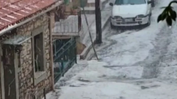 Σφοδρή χαλαζόπτωση στα Τρόπαια Αρκαδίας, το έστρωσε στους δρόμους: Δείτε βίντεο
