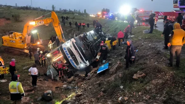 Ανατροπή λεωφορείου με νεκρούς και τραυματίες στην Τουρκία