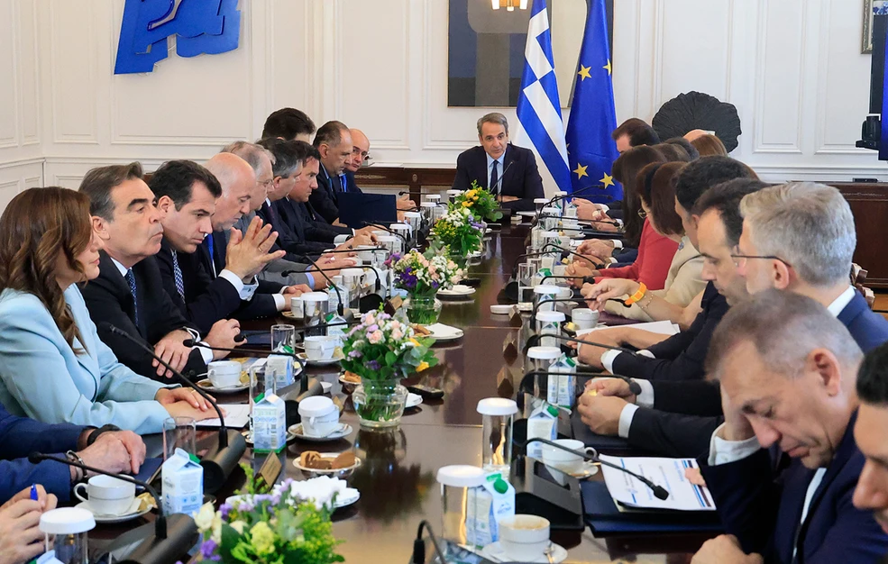 Επιχείρηση αποδόμησης των νεοεμφανιζόμενων κομμάτων - Χτυπήματα στο «ψαχνό» για να μεγαλώσει η ψαλίδα