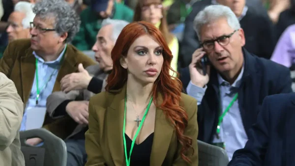 Η Βάσια Αναστασίου του ΠΑΣΟΚ για Αλέξη Τσίπρα: «Να λουστεί δύο φορές, γιατί είναι έντονη η μπογιά»