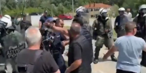 Επεισόδια μεταξύ αγροτών και ΜΑΤ στις Σέρρες -Έπεσαν χημικά, δείτε βίντεο