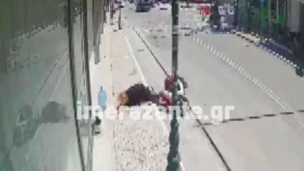 Ζάκυνθος: Γυναίκα έπεσε με το μηχανάκι σε τρύπα οπτικής ίνας και τραυματίστηκε σοβαρά – Δείτε βίντεο