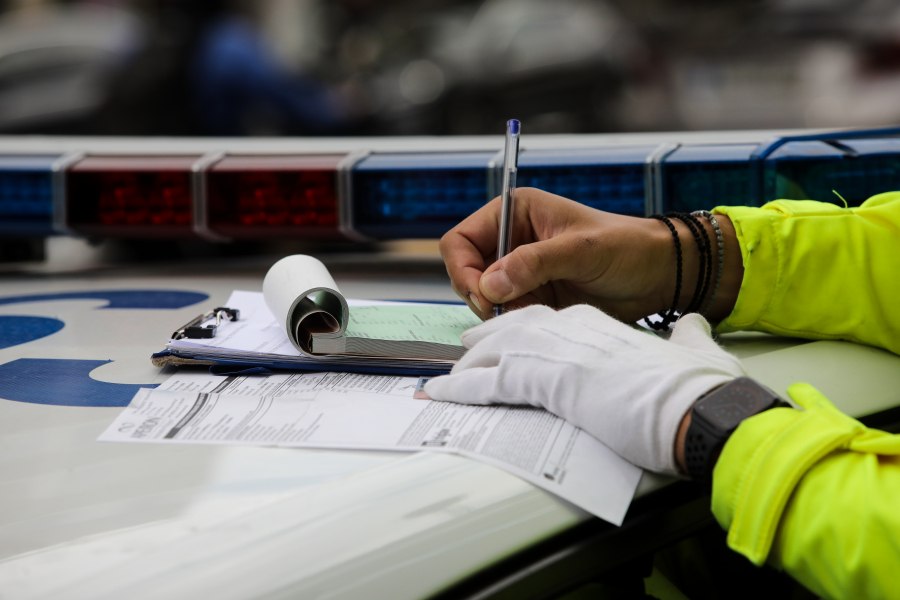 Τέλος το «λάδωμα» στα διπλώματα: Αυτόματα θα εκδίδεται η άδεια οδήγησης – Κάμερες στις εξετάσεις