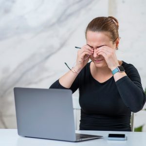 Όραση: Γιατί δεν πρέπει να τρίβουμε τα μάτια μας – Οι κίνδυνοι και οι λύσεις που ανακουφίζουν