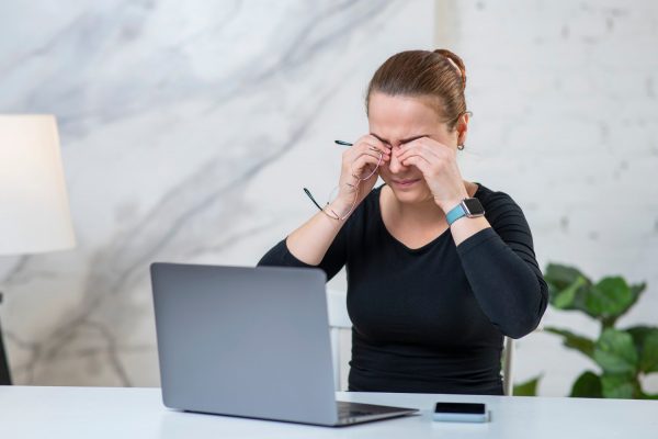 Όραση: Γιατί δεν πρέπει να τρίβουμε τα μάτια μας – Οι κίνδυνοι και οι λύσεις που ανακουφίζουν