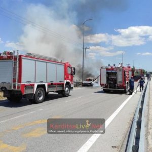 Αυτοκίνητο πήρε φωτιά εν κινήσει - Ευτυχώς δεν κινδύνευσαν οι επιβάτες του (ΒΙΝΤΕΟ)