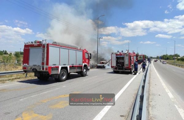 Αυτοκίνητο πήρε φωτιά εν κινήσει - Ευτυχώς δεν κινδύνευσαν οι επιβάτες του (ΒΙΝΤΕΟ)