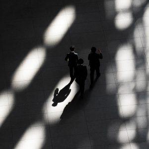 Οι μισθοί παραμένουν έως και 31% χαμηλότεροι από το 2009 – Η ακρίβεια «ροκανίζει» την αγοραστική δύναμη