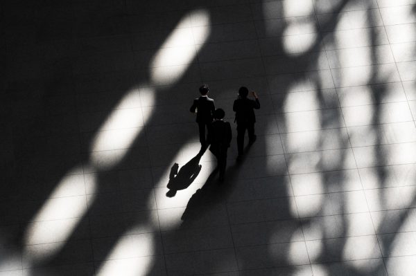 Οι μισθοί παραμένουν έως και 31% χαμηλότεροι από το 2009 – Η ακρίβεια «ροκανίζει» την αγοραστική δύναμη