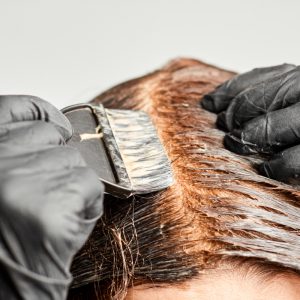 Βαφή μαλλιών: Μέχρι πόσες φορές τον χρόνο επιτρέπεται με ασφάλεια – Οι ειδικοί απαντούν