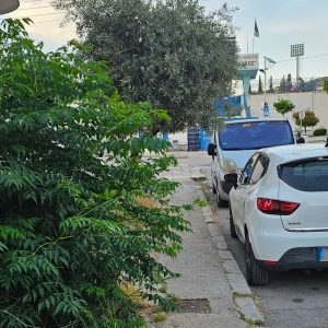 Καθαρισμός του πεζοδρομίου στην οδό Σταδίου