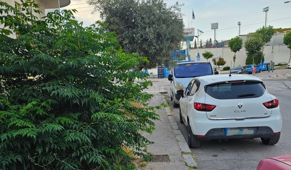 Καθαρισμός του πεζοδρομίου στην οδό Σταδίου