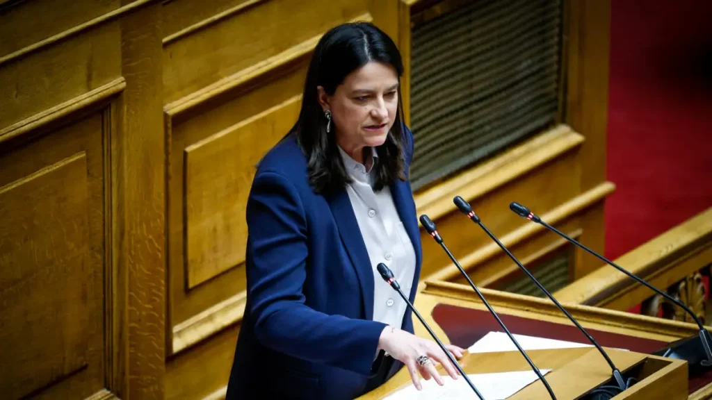 Το ν/σ Κεραμέως για ίσες αμοιβές μεταξύ ανδρών και γυναικών κατατέθηκε στη Βουλή – Οι νέοι κανόνες για τις επιχειρήσεις