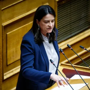 Το ν/σ Κεραμέως για ίσες αμοιβές μεταξύ ανδρών και γυναικών κατατέθηκε στη Βουλή – Οι νέοι κανόνες για τις επιχειρήσεις