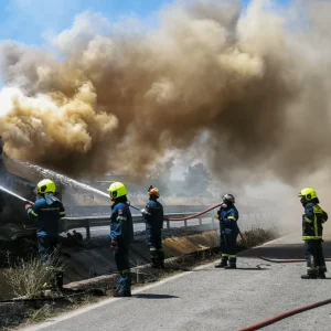 Νταλίκα τυλίχθηκε στις φλόγες στην Εθνική Οδό Μουδανιών - Θεσσαλονίκης, δείτε βίντεο και φωτογραφίες