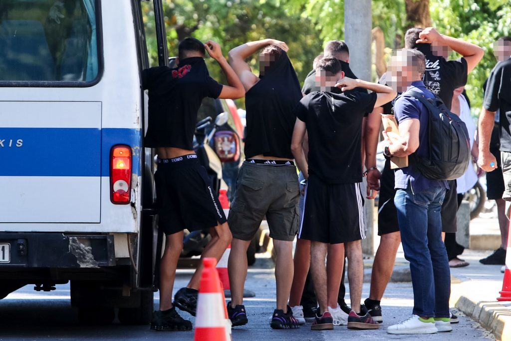 Πώς έγινε το μαχαίρωμα με τον νεκρό 15χρονο στη «διεκδικούμενη» πλατεία της Καλλιθέας, τι υποστήριξε ο δράστης για το μοιραίο χτύπημα