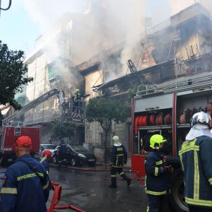 Φωτιά σε διώροφο κτίριο στην Καλλιθέα – Γυναίκα πήδηξε από το μπαλκόνι για να σωθεί από τις φλόγες