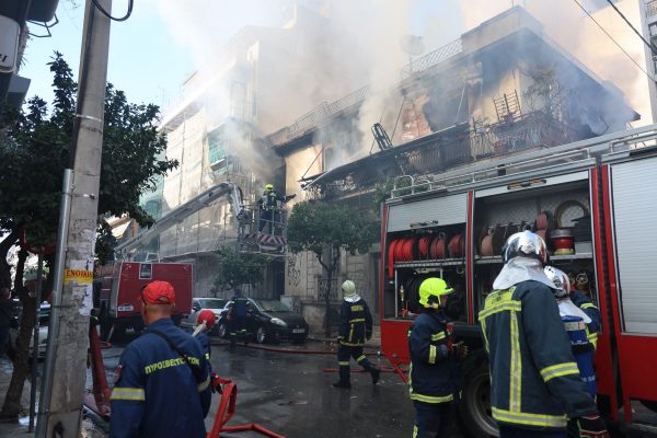 «Πήδα γιαγιά!»: Η συγκλονιστική μαρτυρία του ντελιβερά που έσωσε την 75χρονη στην Καλλιθέα - Ξέσπασε σε λυγμούς ο γιος του ζευγαριού