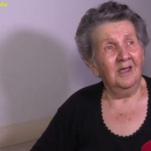 Θεσσαλονίκη: "Με έπιασε από τον λαιμό" - Συγκλονίζει η ηλικιωμένη που έπεσε θύμα ληστή μέσα στην πολυκατοικία της