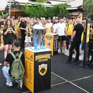 Κιτρινόμαυρη γιορτή στη Λαμία για την «κούπα» της πρωταθλήτριας ΑΕΚ