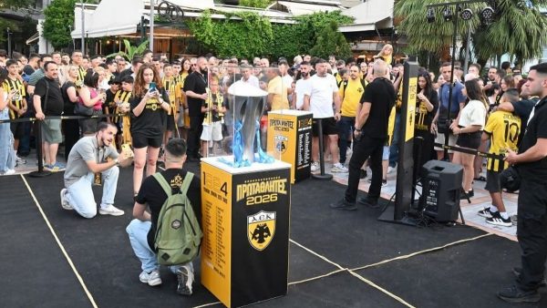 Κιτρινόμαυρη γιορτή στη Λαμία για την «κούπα» της πρωταθλήτριας ΑΕΚ